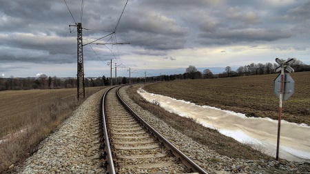 Odstavený vlak, opuštěný nádraží